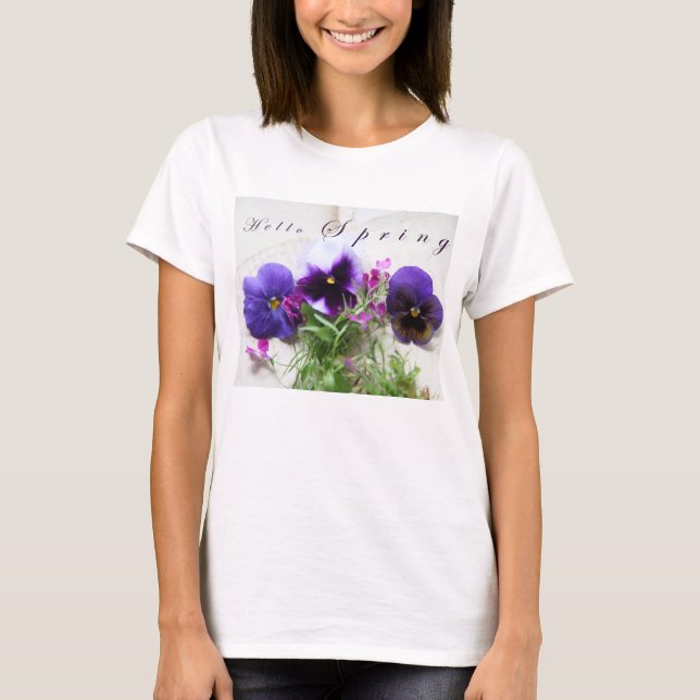 Camiseta Pansies, lobelia com a letra antiga. Olá Primavera (Frente)