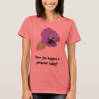 Camiseta Pansy "Você abraçou um jardineiro?" t-shirt