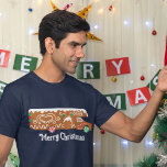 Camiseta Pão-de-Pão-Pão RV Classe C Gráfico de Natal<br><div class="desc">Você pode deixar a mensagem "Feliz Natal" ou personalizar o texto desta camiseta com seu próprio slogan. A inscrição em branco figura abaixo de uma ilustração de um RV de pão de especiarias. Esta camisa festiva de biscoito é decorada com gelo branco e doce vermelho e verde.</div>