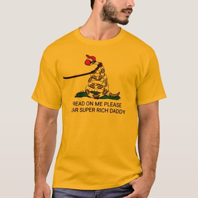 Camiseta 'Pão Em Mim Por Favor, Querido Pai Super Rico' (Frente)