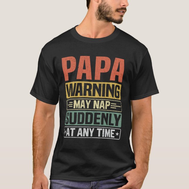Camiseta Papa Aviso Pode Dormir De Repente A Qualquer Momen (Frente)