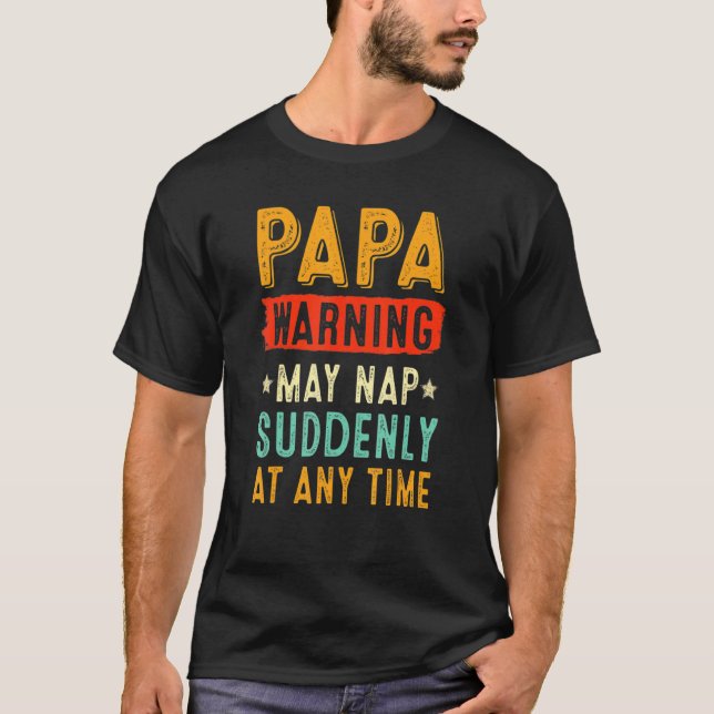 Camiseta Papa Aviso Pode Dormir De Repente A Qualquer Momen (Frente)