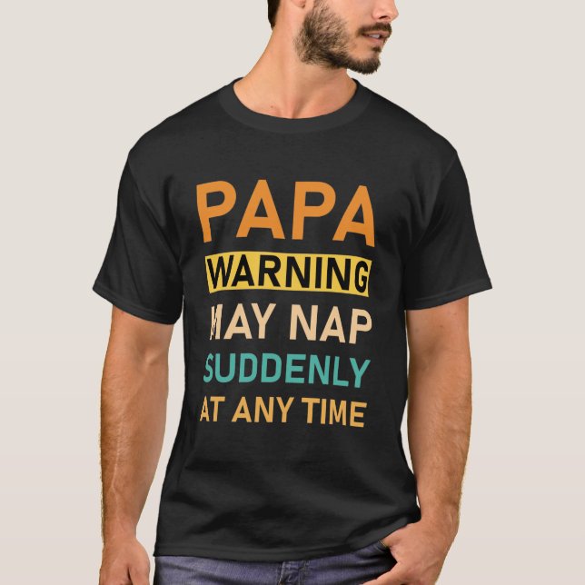 Camiseta Papa Aviso Pode Dormir De Repente A Qualquer Momen (Frente)