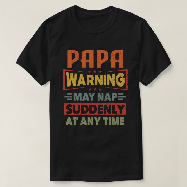 Camiseta Papai Aviso Pode Cochilar Subitamente a Qualquer M (Frente do Design)