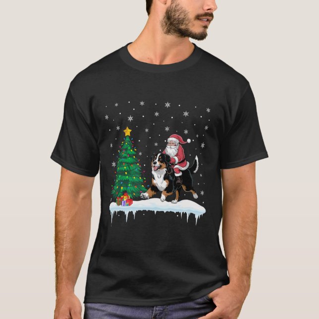 Camiseta Papai Noel Andando Bernarês Cachorros Montanhosos  (Frente)