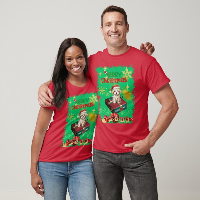 Camiseta Papai noel Cachorro Sentado para assistir o Presen (Unissex)