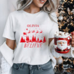 Camiseta Papais noeis acreditam no vermelho tradicional da<br><div class="desc">Os papais noeis acreditam no Natal tradicional,  feriado moderno elegante,  vermelho e branco,  decorando a família,  o decorador favorece a design de presente de camiseta.</div>