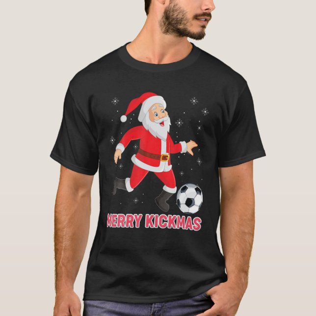 Camiseta Papais noeis de Kickmas felizes jogando futebol no (Frente)