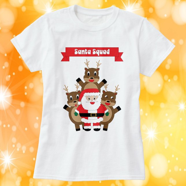 Camiseta Papais noeis de Natal Reindeer Esquadrão Engraçado (A funny Christmas shirt featuring Santa and Reindeer with a banner that says Santa Squad.)
