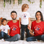 Camiseta Papais noeis Mele Kalikimaka do Havaí<br><div class="desc">Celebre o Natal com uma torção tropical! Esta t-shirt personalizada Mele Kalikimaka apresenta Papais noeis de repouso numa camisa havaiana e óculos de sol, carregando um prato de surfe. Personalize-o com o seu nome familiar, destino havaiano favorito e ano. Perfeito por adicionar vibrações insulares às suas festividades de férias, esta...</div>