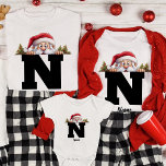 Camiseta Papais noeis Personalizados de Natal da Família Mo<br><div class="desc">Prepare-se para diversão de Natal com nossa divertida Camisa de Natal da Família Monogramada. Esta camisa é a escolha ideal para famílias que querem celebrar o Natal com uma reviravolta divertida e um toque personalizado. Nossa camisa de Natal da família monificada é totalmente personalizável, permitindo que você adicione o nome...</div>