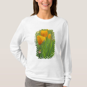 Camiseta Papoulas douradas da Califórnia em um campo verde