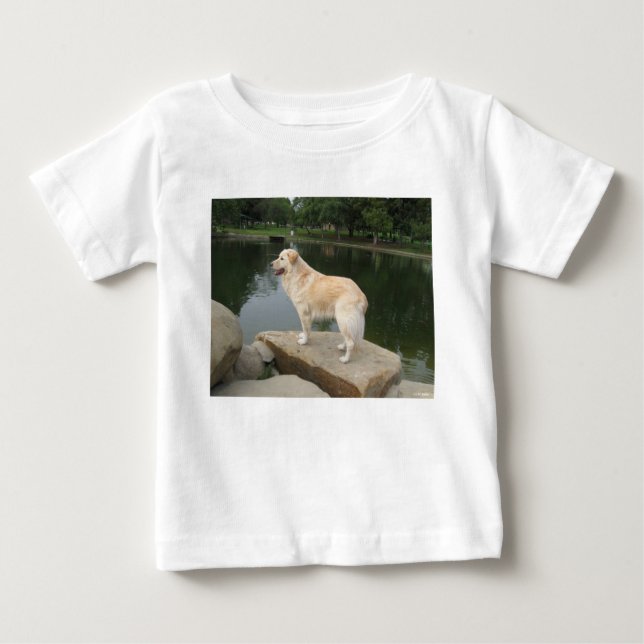 Camiseta Para Bebê A Dog At A Pond (Frente)