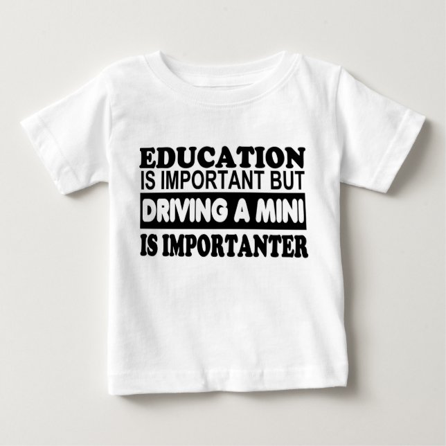 Camiseta Para Bebê A educação é importante mas conduzindo um mini… (Frente)