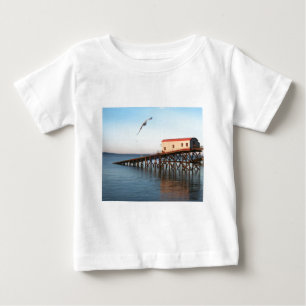 Camiseta Para Bebê A estação velha do barco salva-vidas em Tenby
