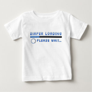 Camiseta Para Bebê A fralda que carrega por favor espera