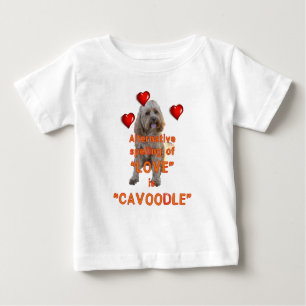 Camiseta Para Bebê a soletração alternativa do AMOR é CAVOODLE