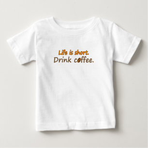 Camiseta Para Bebê A vida é curta. Beba café. ( © Mira)