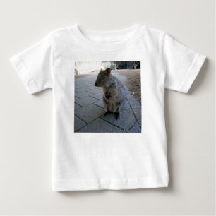 Camiseta Para Bebê "Abraços na Austrália: Um Quokka Cinza Fofo"