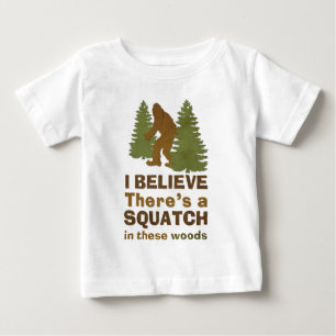 Camiseta Para Bebê Acredito que há um SQUATCH nesta floresta