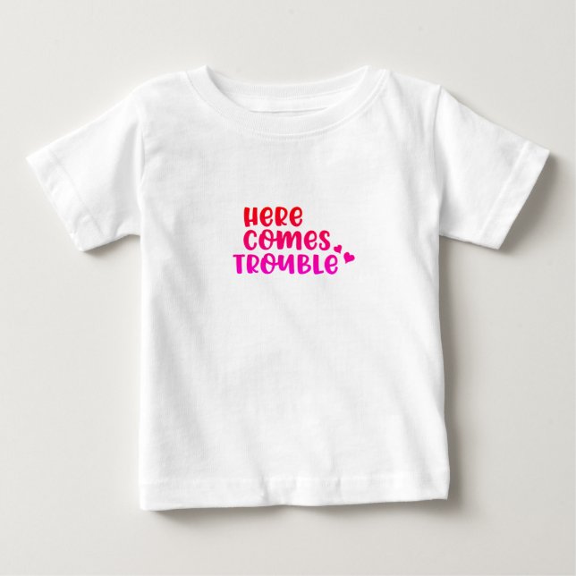 Camiseta Para Bebê Aí Vem Problema (Frente)