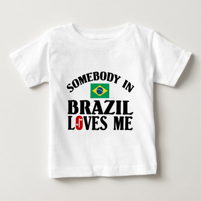 Camiseta Para Bebê Alguém No Brasil Me Ama (Frente)