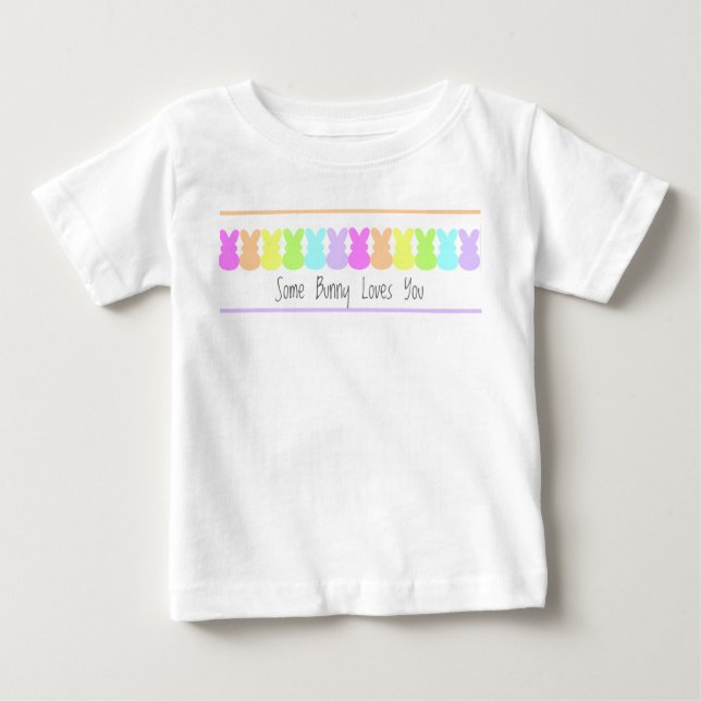 Camiseta Para Bebê Algum Coelhinho Ama Você (Frente)