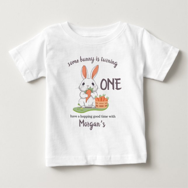 Camiseta Para Bebê Algum Coelhinho é Um Meninos Meninas 1º Aniversári (Frente)