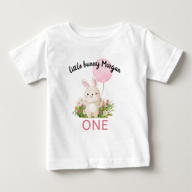 Camiseta Para Bebê Algum Coelhinho Faz Um Simpático Aniversário de 1  (Frente)