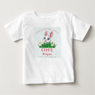 Camiseta Para Bebê Algum Coelhinho Uma Menina Fofo Primeiro Aniversár