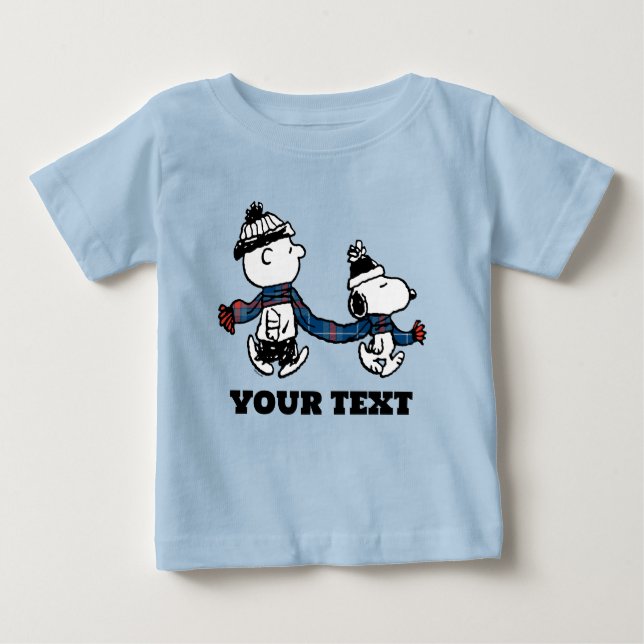 Camiseta Para Bebê Amendoins | Snoopy & Charlie Brown Winter Scarf (Frente)