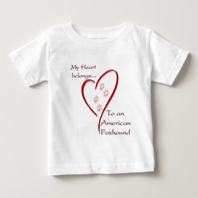 Camiseta Para Bebê American Foxhound Hearts Pertence (Frente)