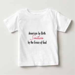 Camiseta Para Bebê Americano pelo nascimento, do sul pela graça de