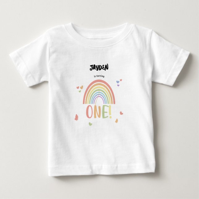 Camiseta Para Bebê Aniversário de 1 ano do Arco-íris Pastel Fofo (Frente)
