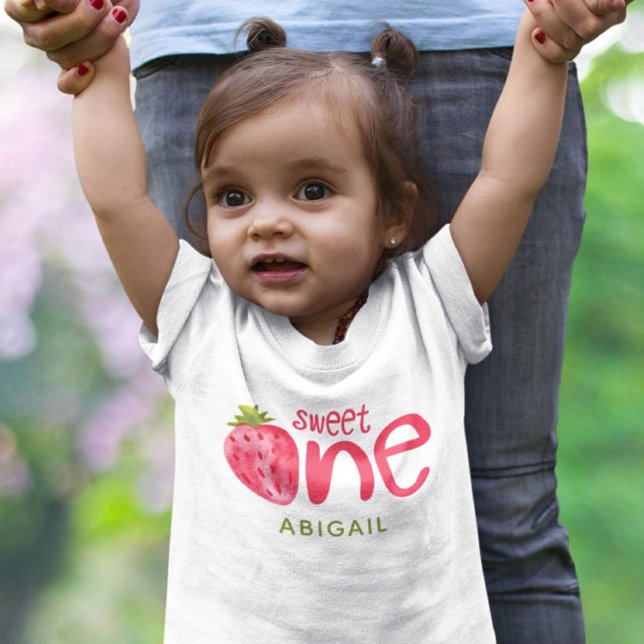 Camiseta Para Bebê Aniversário de 1 Ano Morango Doce Personalizado (Criador carregado)