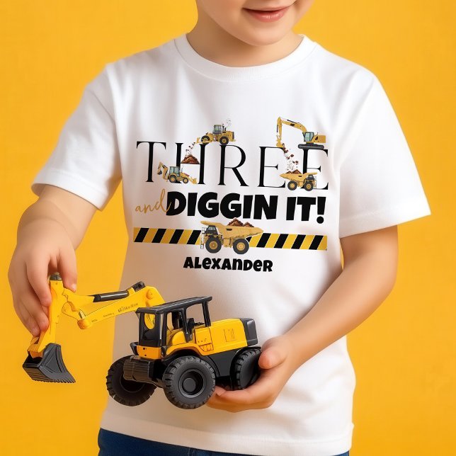 Camiseta Para Bebê Aniversário de 3 anos Toddler de Barragem de Const (Cute THREE and Diggin It dump trucks digger loader construction theme toddler boy 3rd birthday shirt)