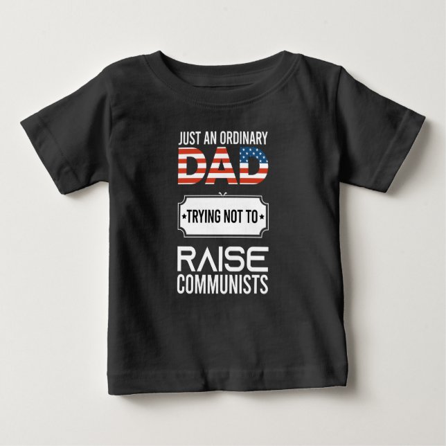 Camiseta Para Bebê Apenas Um Pai Comum Tentando Não Criar Comunista (Frente)