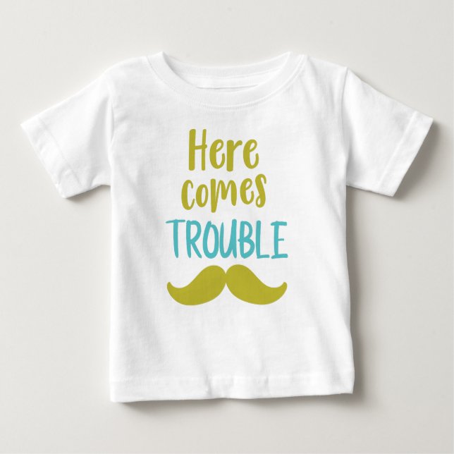 Camiseta Para Bebê Aqui Vem Problema, bigode, bigode (Frente)