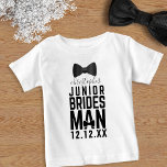 Camiseta Para Bebê Arco de Bridesman Tie Bridal Nome da Parte<br><div class="desc">Tratem o vosso noivo a combinar o arco com as camisas de mestres júnior! Apenas adicione o nome e a data do casamento e faça com que eles ajudem seus hóspedes com sua beleza. Roupa perfeita para ensaios de casamento</div>