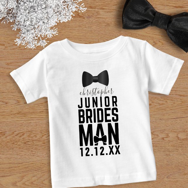 Camiseta Para Bebê Arco de Bridesman Tie Bridal Nome da Parte (Add your Junior Bridesman's name and your wedding date to this cute bridal party shirt)
