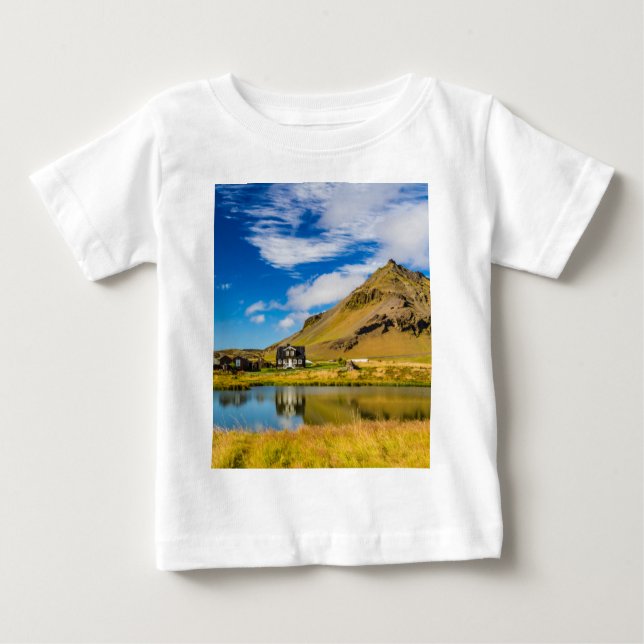 Camiseta Para Bebê Arnarstapi Amtmansshus E Monte Stapafell, Islândia (Frente)