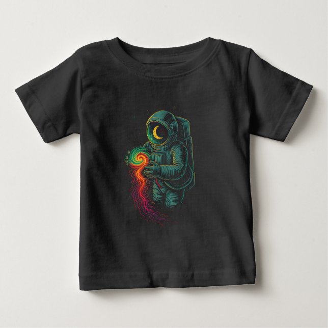 Camiseta Para Bebê Astronaut Holding a Cosmic Spiral (Frente)