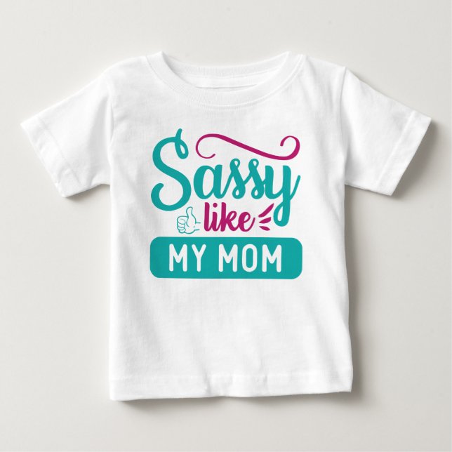CAMISETA PARA BEBÊ ATITUDE COMO MINHA MÃE DIZENDO (Frente)