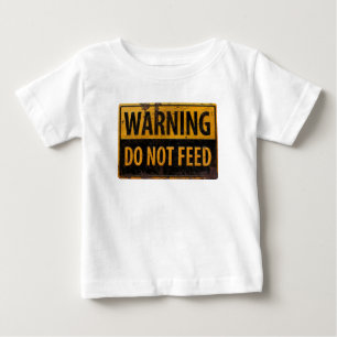 Camiseta Para Bebê AVISO não alimente - sinal de cautela de metal per