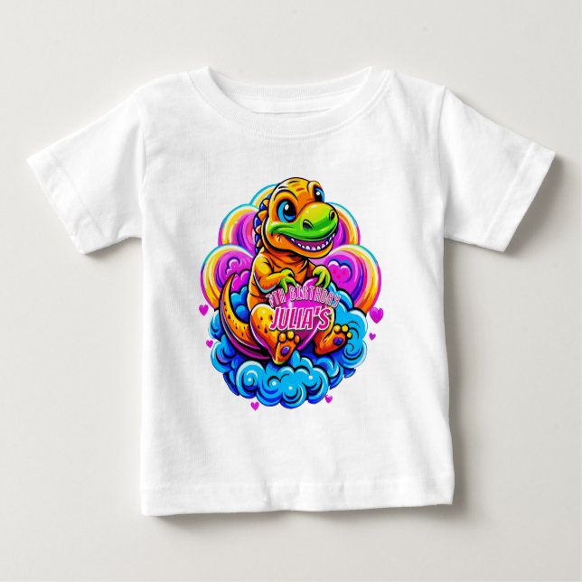 Camiseta Para Bebê Baby Dino abraçando um Travesseiro cardíaco em uma (Frente)