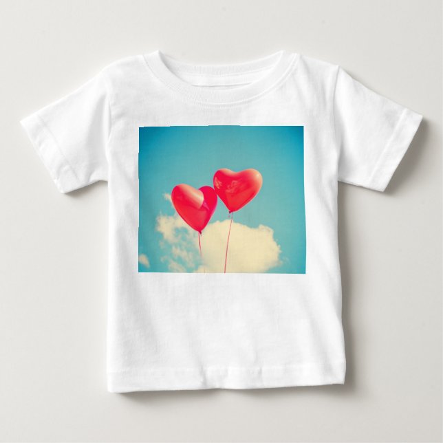Camiseta Para Bebê Balões do Coração Vermelho Contra o Céu Nublado (Frente)