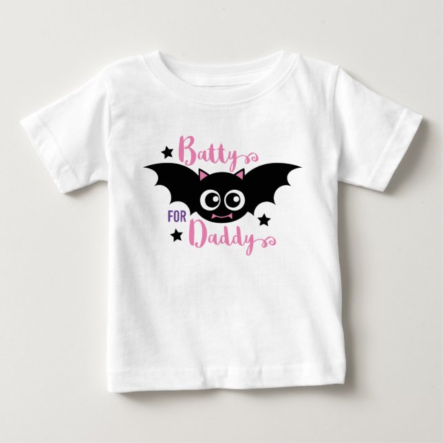 Camiseta Para Bebê Batty para o Papai Cute 1º Halloween Morcego Rosa (Frente)