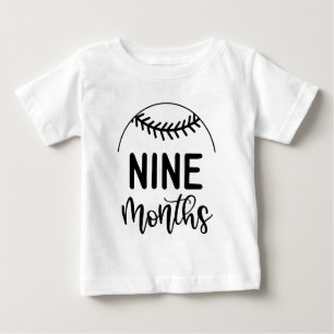 Camiseta Para Bebê Bebê de Beisebol de Nove Meses - Marco Importante
