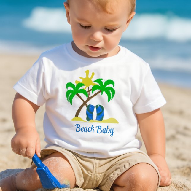 Camiseta Para Bebê Bebê Fofo da Praia  (a toddler playing in the sand with a small blue shovel, wearing a white crewneck short-sleeve tee-)