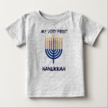 Camiseta Para Bebê Bebê primeiro corpo de Hanukkah<br><div class="desc">Fácil de mudar de texto! Clique no botão "personalizar" para obter mais cores e fontes.</div>